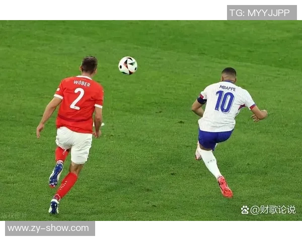 一位以单字名字闻名的足球球星他如何在赛场上创造传奇与突破