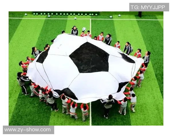 和朋友一起玩趣味互动游戏猜猜是哪位足球球星