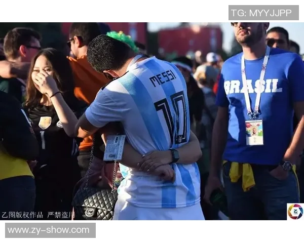 足球巨星与女友甜蜜生活揭秘 球场内外的爱与挑战 足球巨星与女友甜蜜生活揭秘 球场内外的爱与挑战